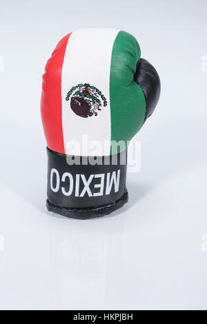 America-Mexico face-à-face (Donald Trump) représenté par Mexican gant de boxe. Ventilation de l'ALENA concept. Banque D'Images