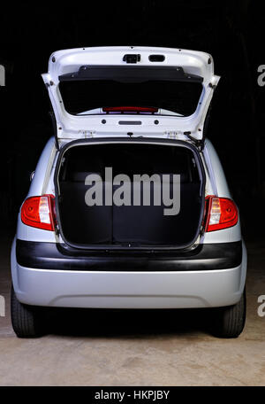 Vide ouvert coffre de hatchback isolated on black Banque D'Images