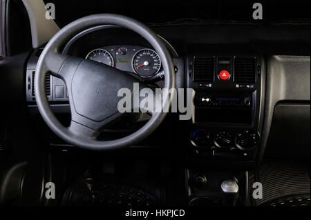 Volant voiture berline close up isolated on black Banque D'Images