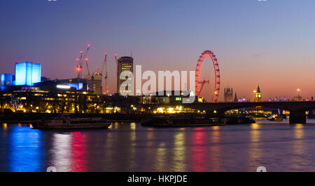 L'image de nuit montrant Londres London Eye, un reelections Bigben et de couleurs dans l'eau de la rivière Thames Banque D'Images