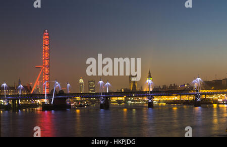 L'image de nuit montrant Londres London Eye, un reelections Bigben et de couleurs dans l'eau de la rivière Thames Banque D'Images