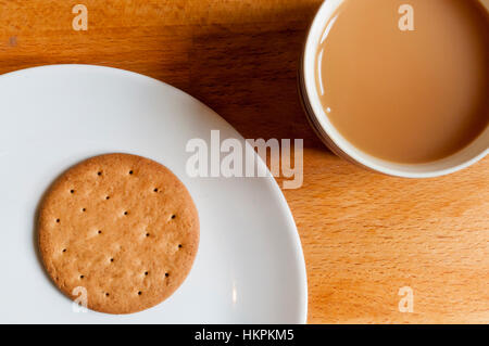 Une tasse de thé et un biscuit digestif. Banque D'Images