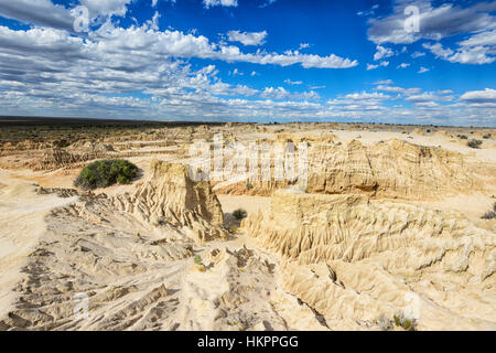 Des formations rocheuses érodées spectaculaire de la Lunette, Mungo National Park, New South Wales, Australie Banque D'Images