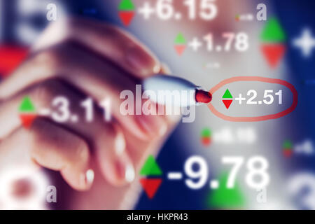 Le suivi des indicateurs du marché boursier femme d'affaires, de commerce et de l'économie concept, part avec marquage stylo chiffres. Banque D'Images