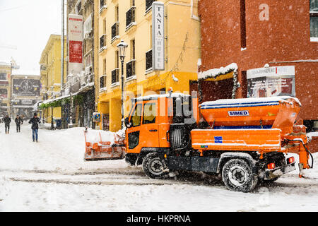 Bucarest, Roumanie - janvier 06, 2017 : camion Chasse-neige travailleur lors d'une forte tempête de neige au centre-ville de Bucarest. Banque D'Images