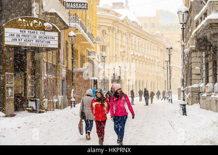 Bucarest, Roumanie - janvier 06, 2017 : Une forte tempête de neige dans le blizzard qui couvre le centre-ville de Bucarest. Banque D'Images