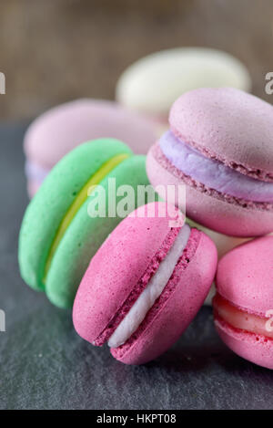 Macarons colorés sur plaque de pierre ardesia Banque D'Images