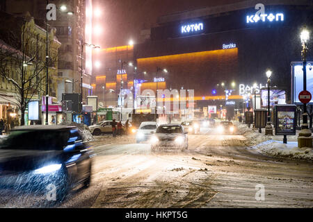 Bucarest, Roumanie - janvier 08, 2017 : la tempête de neige à Bucarest ville la nuit. Banque D'Images