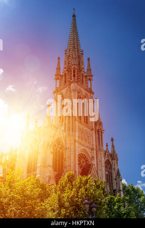 Basilique de Saint Epvre à Nancy, France. Cathedrale sous le soleil fort éclairage. Banque D'Images