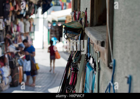 Rues pavées typiques rue arrière et boutiques traditionnels turcs à Kaleici à Antalya Turquie Banque D'Images