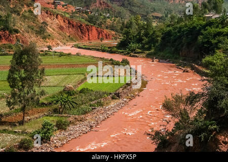 La rivière Rouge qui coule à travers la vallée en Xishuabanna du Yunnan, région du sud de la Chine Banque D'Images