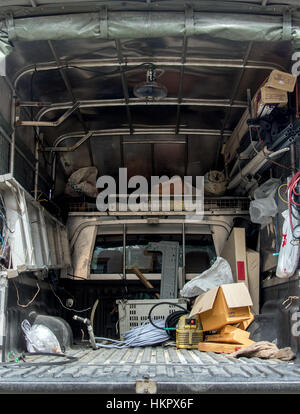 L'espace de chargement de camion avec des outils. Artisan de l'équipement dans un ramasseur. Location d'outils pour la réparation et la construction. Banque D'Images