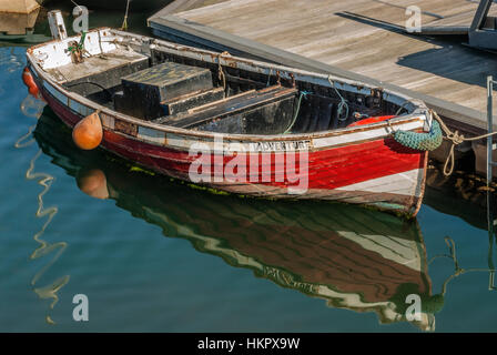 Petit bateau de pêche rouge, nommé « aventure » dans le port de Scarborough, sur la côte de la mer du Nord du Yorkshire du Nord, en Angleterre