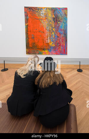 Les visiteurs à la recherche d'un B à la peinture de Gerhard Richter, toujours à nouveau musée Barberini à Potsdam en Allemagne Banque D'Images