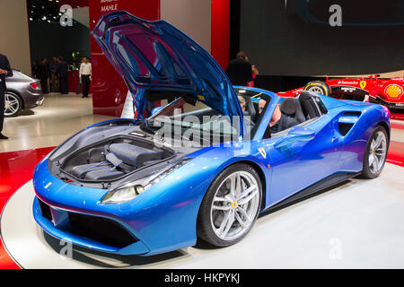 Francfort, Allemagne - Sep 16, 2015 : 2016 Ferrari 488 Spider GTS debute à l'IAA 2015. Une version cabriolet de la Ferrari 488 GTB. Banque D'Images