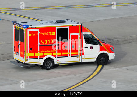 DUSSELDORF, ALLEMAGNE - DEC 21, 2015 : l'aéroport de Düsseldorf fire brigade van répondre à l'urgence. Banque D'Images