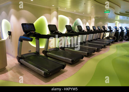 ROTTERDAM - NOV 24, 2016 : Ligne de tapis roulants dans le centre de remise en forme à bord du navire de croisière. AIDAprima Banque D'Images