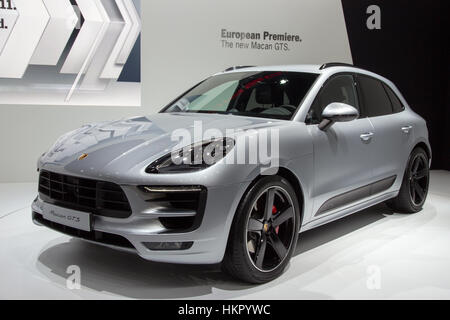 Bruxelles - 12 jan 2016 : Nouvelle Porsche Macan 2016 GTS a présenté au Salon Automobile de Bruxelles. Banque D'Images