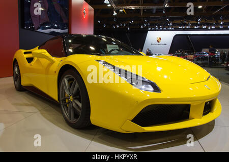 Bruxelles - 12 jan 2016 : Ferrari 488 GTB Jaune voiture sport Spider présentée au salon de l'Automobile de Bruxelles. Banque D'Images