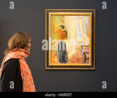 Visiteur à la peinture, à la Femme au miroir d'Edvard Munch, au nouveau Musée Barberini à Potsdam en Allemagne Banque D'Images