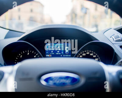 La voiture Ford Kuga titanium et son tableau de bord. Banque D'Images