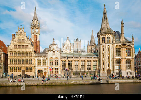 Gand, Belgique - le 23 juin 2012 : typique de vieux palais de Graselei face de 16. - 18. 100. et façade ouest du palais de poste. Banque D'Images