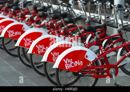 Location de vélos BiCiNg de Barcelone. La Catalogne, Espagne. Banque D'Images