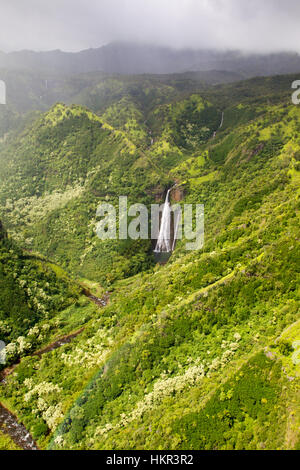 Vue aérienne de Manawaiopuna tombe dans les montagnes à Kauai, Hawaii, USA. Banque D'Images