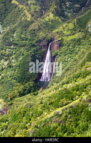 Vue aérienne de cascades dans les montagnes à Kauai, Hawaii, USA. Banque D'Images