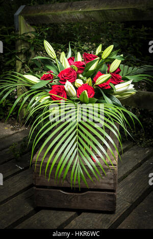 Roses rouges, des lys et des fleurs de palmier Banque D'Images