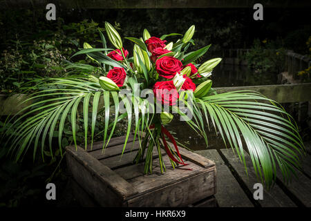 Roses rouges, des lys et des fleurs de palmier Banque D'Images