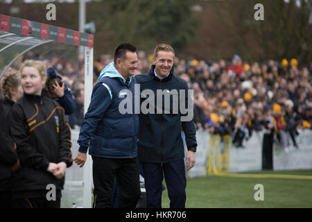 Sutton, Royaume-Uni. 29 janvier, 2017. Leeds Garry Monk et Sutton United's manager Paul Doswell accueil à la begininng du quatrième série FA Cup Match. Sutton United a battu Leeds United 1-0 dans le quatrième tour de la FA Cup, avec Sutton United en direction de la cinquième ronde pour la première fois dans l'histoire du club. Crédit : Louise Wateridge/Pacific Press/Alamy Live News Banque D'Images