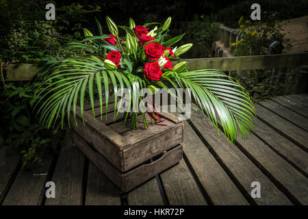 Roses rouges, des lys et des fleurs de palmier Banque D'Images