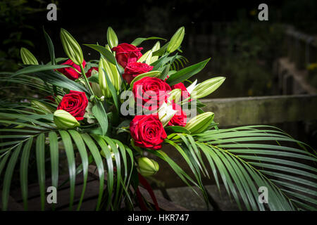 Roses rouges, des lys et des fleurs de palmier Banque D'Images