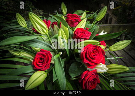 Roses rouges, des lys et des fleurs de palmier Banque D'Images