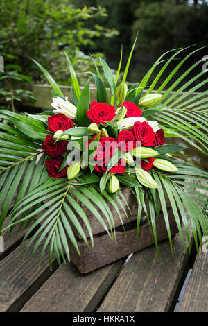 Roses rouges, des lys et des fleurs de palmier Banque D'Images