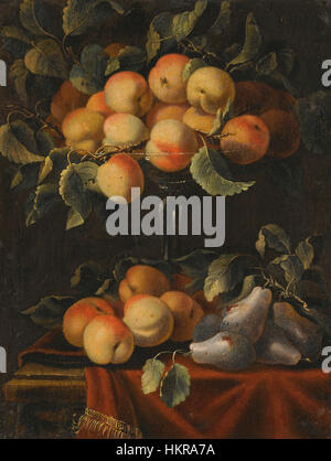 La « nature morte avec des fruits et des Tazzas de verre » de Carlo Manieri est un exemple exquis de peinture de nature morte du XVIIIe siècle. La représentation détaillée des fruits et des récipients en verre met en évidence l'habileté de l'artiste à rendre la texture, la lumière et la couleur, caractéristique de l'accent mis par l'époque sur le luxe quotidien et la beauté de la nature. Banque D'Images