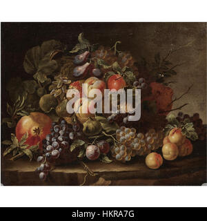 La nature morte de Carlo Manieri représente une collection de fruits comprenant des raisins, des pommes, des prunes, des pêches et des grenades, disposé sur un rebord en pierre. Ses détails méticuleux et son style réaliste soulignent la richesse des textures naturelles, une caractéristique clé de la peinture baroque des natures mortes du XVIIe siècle. La pièce met l'accent sur la beauté naturelle et les compétences techniques de l'artiste. Banque D'Images