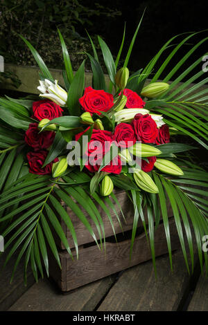 Roses rouges, des lys et des fleurs de palmier Banque D'Images