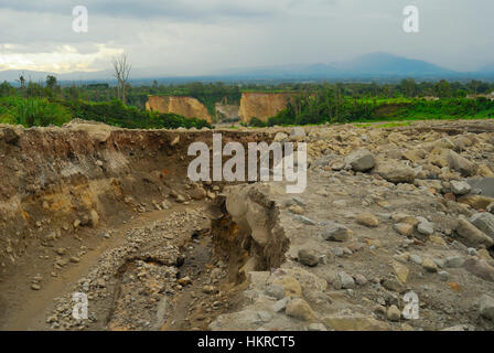 L'Indonésie. 27 Jan, 2017. Les villages de la région entourant le mont Sinabung sont devenus complètement inhabitées et plus agréable à vivre après avoir été déclarée dans l'éruption rouge Red zone' au début de 2014. Depuis l'éruption du volcan en 2013, le sable et la roche a vomi de la montagne, ainsi que les inondations lave froide. Credit : Sabirin Manurung/Pacific Press/Alamy Live News Banque D'Images