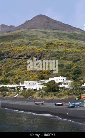 Avis de Stromboli depuis le terminal du ferry Banque D'Images