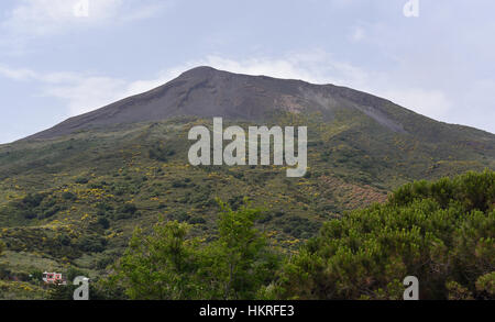 Vue sur le volcan Stromboli, l'une des îles éoliennes au large de la Sicile Banque D'Images