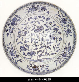 Un plat chinois, dynastie Ming, Yung-lo période (1403-1424), porcelaine avec bleu, décor en 23. (58,4 cm) de diamètre, Honolulu Academy of Arts Banque D'Images