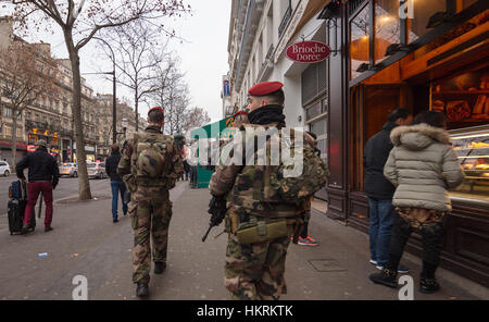 Les soldats de l'armée française patrouille dans la rue principale à Paris, France Banque D'Images