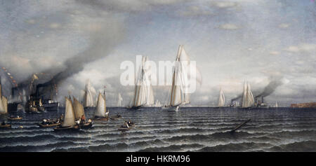 Ce tableau commémore la première America’s Cup, la prestigieuse course internationale de yachts qui a débuté en 1851. L'événement, organisé au large des côtes de l'Angleterre, a vu le yacht America vaincre ses concurrents britanniques, commençant une longue histoire de rivalité maritime et de voile compétitive. Banque D'Images