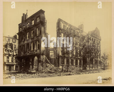 Ce tableau représente l'intersection du boulevard Saint Martin et de la rue de Bondy à Paris, avec la porte Saint Martin en vue. Il capture l'architecture urbaine et l'atmosphère animée des rues parisiennes du XIXe siècle. Banque D'Images