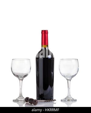 Bouteille de vin rouge et verres isolé sur blanc avec reflet Banque D'Images