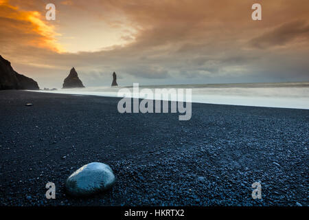Plage volcanique noir Reynisfjara qui jouit dans la région de Vik, au Sud Est de l'Islande Banque D'Images