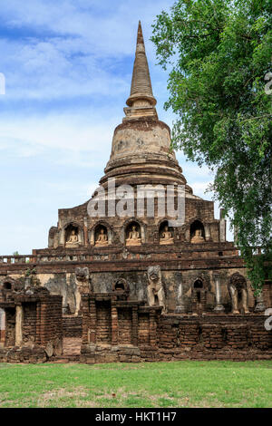 Temple bouddhiste stupas classé au Patrimoine Mondial de l'Unesco à Si Satchanalai Historical Park dans la province de Sukhothai, Thaïlande du nord Banque D'Images