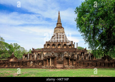 Temple bouddhiste stupas classé au Patrimoine Mondial de l'Unesco à Si Satchanalai Historical Park dans la province de Sukhothai, Thaïlande du nord Banque D'Images